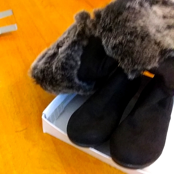 Faux black suede faux fur snow boots 7 1/2 woman's shoe - Picture 4 of 13